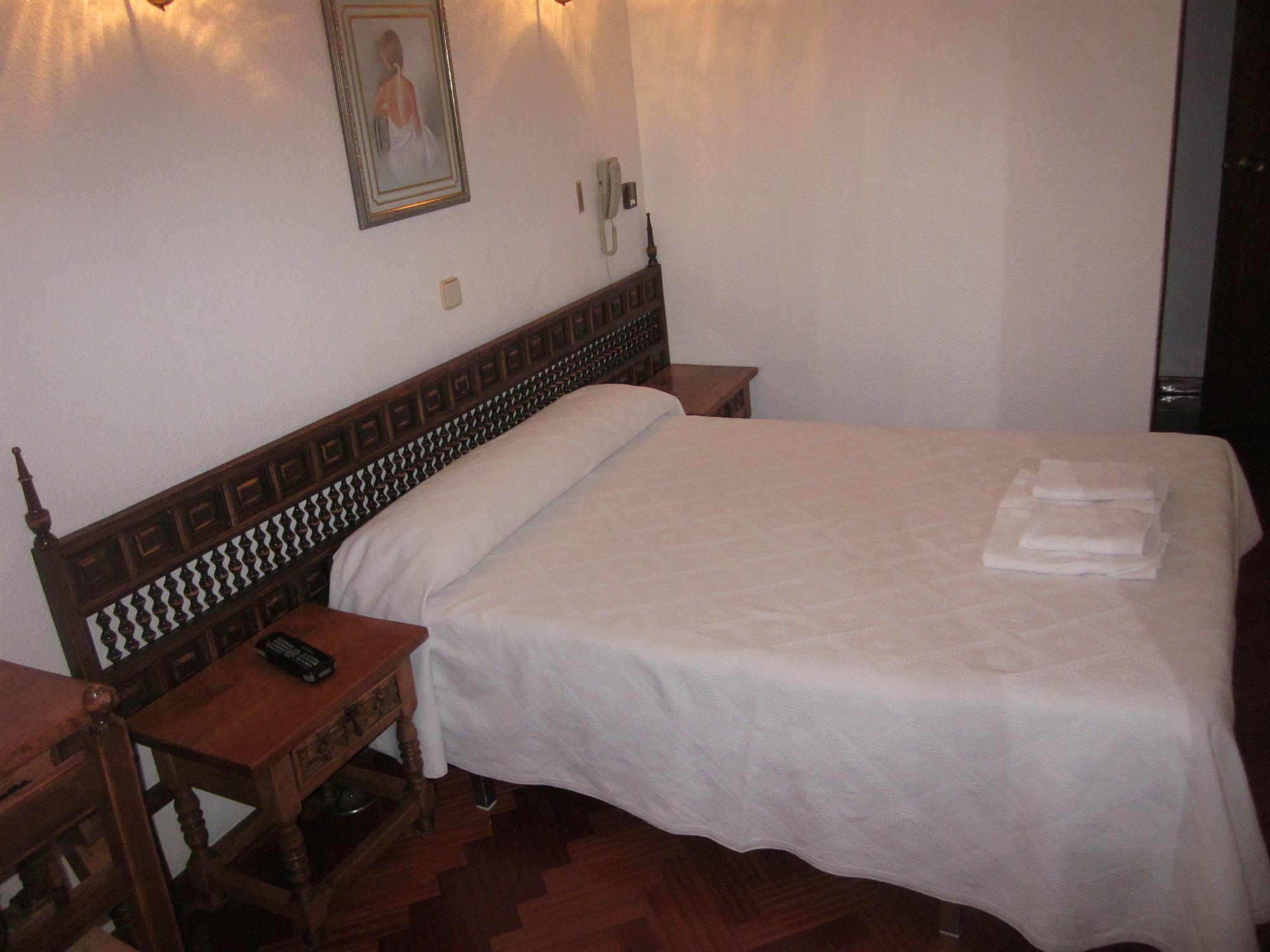 Hostal Esmeralda Μαδρίτη Εξωτερικό φωτογραφία